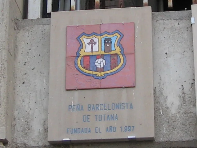 Peña Barcelonista de Totana y el escudo en el Nou Camp