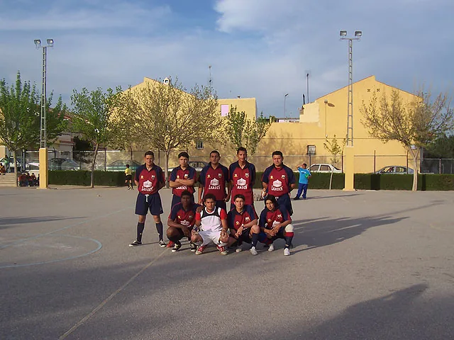 La peña Barcelonista de Totana con los inmigrantes