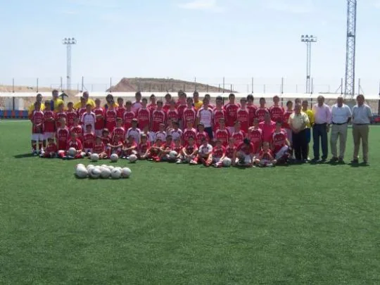 UN TOTAL DE 65 NIÑOS PARTICIPAN EN EL I CAMPUS DE FÚTBOL CIUDAD DE TOTANA 2009 EN EL QUE JULIO Y PAXTI SALINAS Y EL TOTANERO Y PORTERO DEL MÁLAGA C.F. FORMAN A LOS PEQUEÑOS DEPORTISTAS