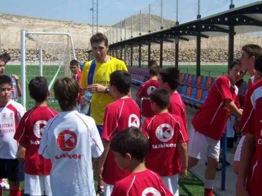 UN TOTAL DE 65 NIÑOS PARTICIPAN EN EL I CAMPUS DE FÚTBOL CIUDAD DE TOTANA 2009 EN EL QUE JULIO Y PAXTI SALINAS Y EL TOTANERO Y PORTERO DEL MÁLAGA C.F. FORMAN A LOS PEQUEÑOS DEPORTISTAS — imagen 2