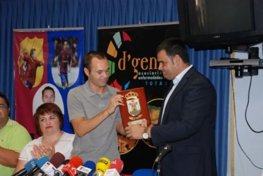 ANDRES INIESTA VISITO EL LOCAL SOCIAL DE LA PB TOTANA — imagen 5