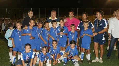 BROCHE DE ORO PARA LA XXXII TROBADA MUNDIAL: TORNEO DE FUTBOL ESCUELA DE FUTBOL TOTANA — imagen 2