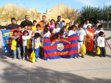 LA PEÑA BARCELONISTA DE TOTANA CELEBRA ACTIVIDADES DEPORTIVAS CON LOS INMIGRANTES DEL MUNICIPIO