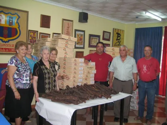 LA PEÑA BARCELONISTA DE TOTANA REPARTE LOTES DE PRODUCTOS ALIMENTICIOS EXCEDENTARIOS DE LA XXXII TROBADA