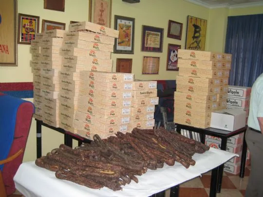 LA PEÑA BARCELONISTA DE TOTANA REPARTE LOTES DE PRODUCTOS ALIMENTICIOS EXCEDENTARIOS DE LA XXXII TROBADA — imagen 2