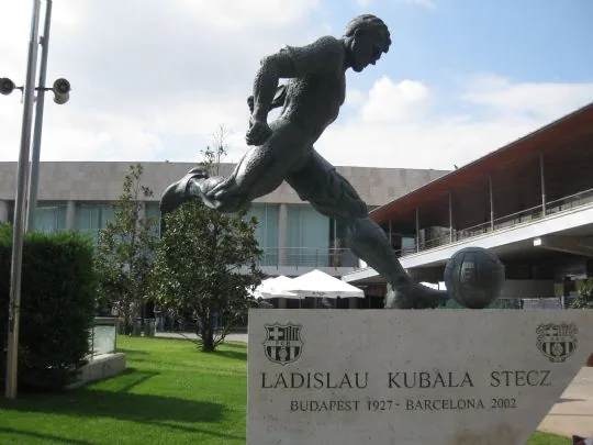 LA PB TOTANA CON LA ESCULTURA DE "LADISLAO KUBALA" — imagen 3