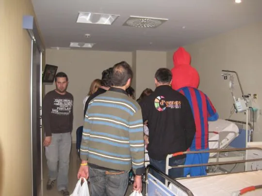 LA PB TOTANA REPARTIO REGALOS EN EL HOSPITAL VIRGEN DE LA ARRIXACA DE MURCIA — imagen 4