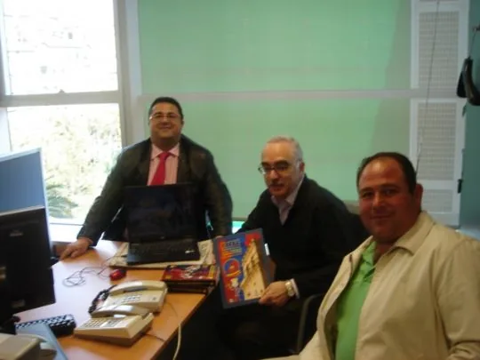 LA PEÑA BARCELONISTA DE TOTANA VISITA LAS INSTALACIONES DEL DIARIO MUNDO DEPORTIVO Y PRESENTA EL DOSSIER DE SU CANDIDATURA A LA XXXII TROBADA MUNDIAL