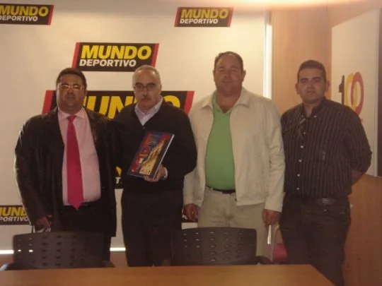 LA PEÑA BARCELONISTA DE TOTANA VISITA LAS INSTALACIONES DEL DIARIO MUNDO DEPORTIVO Y PRESENTA EL DOSSIER DE SU CANDIDATURA A LA XXXII TROBADA MUNDIAL — imagen 2