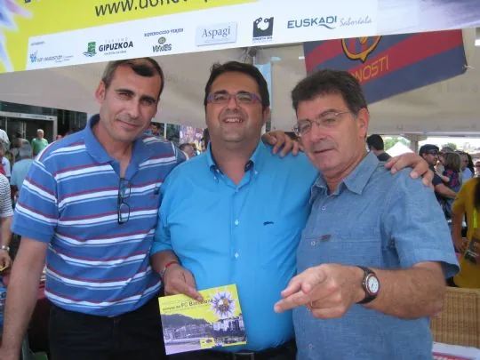 LA PB TOTANA VISITA EL STAND DE DIFUSION DE LA XXXIII TROBADA MUNDIAL DE PEÑAS BARCELONISTAS QUE SE CELEBRARA EN SAN SEBASTIAN — imagen 2