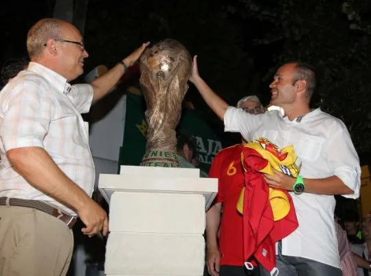 LA PB TOTANA PARTICIPO EN EL HOMENAJE DE FUENTEALBILLA A ANDRES INIESTA