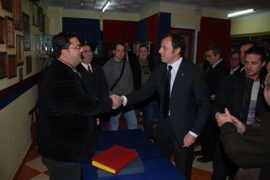 SANDRO ROSELL, PRESIDENTE DEL FC BARCELONA, VISITA EL LOCAL SOCIAL DE LA PB TOTANA Y FIRMA EN SU LIBRO DE ORO — imagen 2