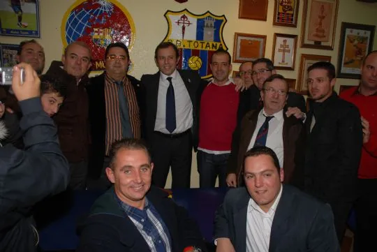 SANDRO ROSELL, PRESIDENTE DEL FC BARCELONA, VISITA EL LOCAL SOCIAL DE LA PB TOTANA Y FIRMA EN SU LIBRO DE ORO — imagen 3