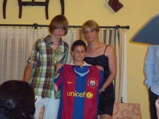 LA PEÑA BARCELONISTA DE TOTANA COLABORA CON LA ASOCIACIÓN HUESOS DE CRISTAL