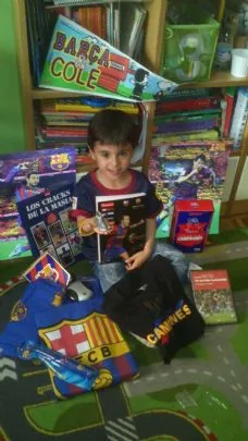 LA PEÑA BARCELONISTA DE TOTANA APOYA A LAS PERSONAS QUE VIVEN EL DÍA A DÍA DE LA OSTEOGÉNESIS IMPERFECTA Y HACE SONREIR AL PEQUEÑO SLAVI