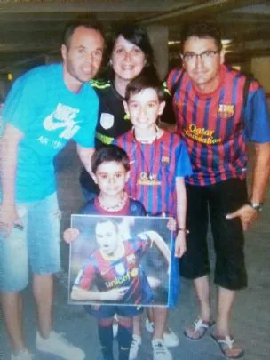 INIESTA SIGUE APOYANDO A LAS PERSONAS CON UNA ENFERMEDAD RARA