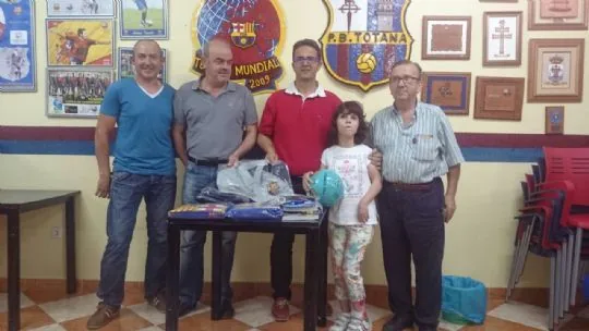 LA PEÑA BARCELONISTA DE TOTANA AYUDA A ROCÍO SALAS