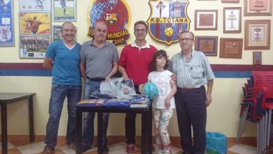 LA PEÑA BARCELONISTA DE TOTANA AYUDA A ROCÍO SALAS — imagen 2