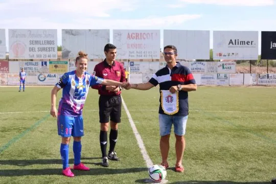 EL CLUB LORCA FÉMINAS REALIZA UN RECONOCIMIENTO A LA PEÑA BARCELONISTA DE TOTANA