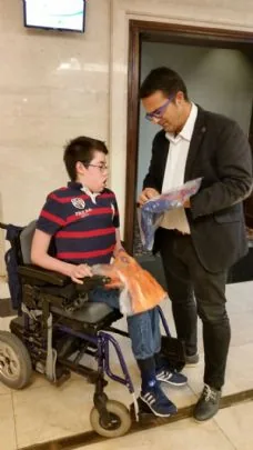 LA PEÑA BARCELONISTA DE TOTANA LLEVA LA ILUSIÓN A UN JOVEN URUGUAYO