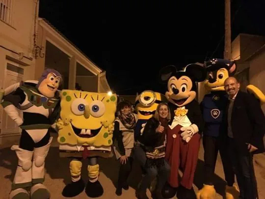 LOS MUÑECOS SOLIDARIOS DE LA PEÑA BARCELONISTA DE TOTANA PARTICIPAN EN LA CABALGATA DE REYES DEL MUNICIPIO DE ALEDO