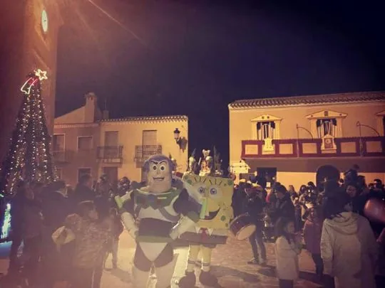 LOS MUÑECOS SOLIDARIOS DE LA PEÑA BARCELONISTA DE TOTANA PARTICIPAN EN LA CABALGATA DE REYES DEL MUNICIPIO DE ALEDO — imagen 2
