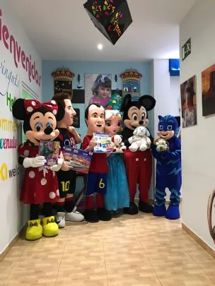 LA PEÑA BARCELONISTA DE TOTANA VISITA LAS ESCUELAS DE NAVIDAD DE LOS CENTROS MULTIDISCIPLINARES DE ATENCION INTEGRAL A PERSONAS CON ENFERMEDADES RARAS