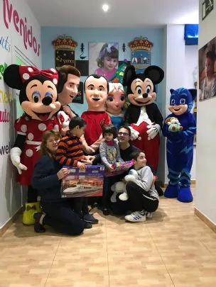 LA PEÑA BARCELONISTA DE TOTANA VISITA LAS ESCUELAS DE NAVIDAD DE LOS CENTROS MULTIDISCIPLINARES DE ATENCION INTEGRAL A PERSONAS CON ENFERMEDADES RARAS — imagen 2