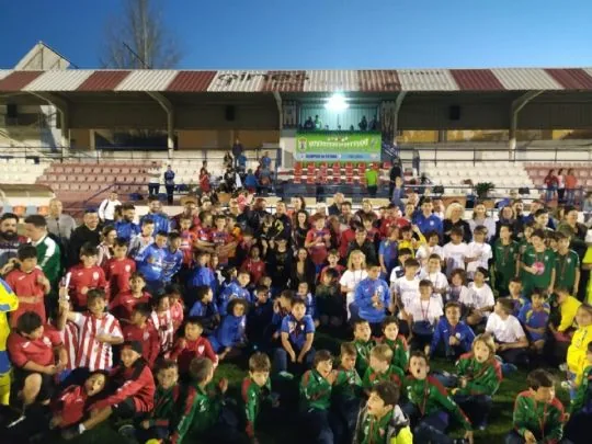 FÚTBOL Y SOLIDARIDAD SE DIERON LA MANO EN EL CAMPO 