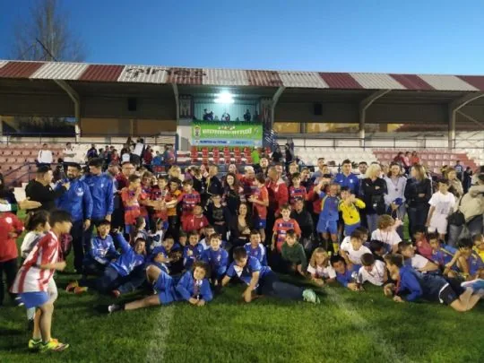 FÚTBOL Y SOLIDARIDAD SE DIERON LA MANO EN EL CAMPO "JUAN CAYUELA" DE TOTANA CON MOTIVO DEL TORNEO ORGANIZADO POR LA PEÑA BARCELONISTA DE TOTANA A BENEFICIO DE AELIP Y D´GENES — imagen 3