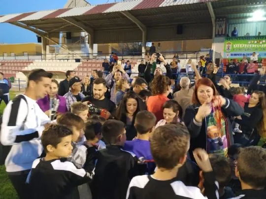 FÚTBOL Y SOLIDARIDAD SE DIERON LA MANO EN EL CAMPO "JUAN CAYUELA" DE TOTANA CON MOTIVO DEL TORNEO ORGANIZADO POR LA PEÑA BARCELONISTA DE TOTANA A BENEFICIO DE AELIP Y D´GENES — imagen 4