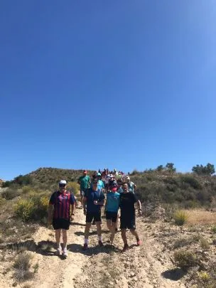 SE CELEBRA LA RUTA DE SENDERISMO SOLIDARIO DEL RÍO CHICAMO, A BENEFICIO DE AELIP Y D´GENES ORGANIZADA POR LA PEÑA BARCELONISTA DE MACISVENDA CON LA COLABORACION DE LA PEÑA BARCELONISTA DE TOTANA — imagen 2