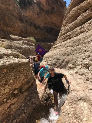SE CELEBRA LA RUTA DE SENDERISMO SOLIDARIO DEL RÍO CHICAMO, A BENEFICIO DE AELIP Y D´GENES ORGANIZADA POR LA PEÑA BARCELONISTA DE MACISVENDA CON LA COLABORACION DE LA PEÑA BARCELONISTA DE TOTANA — imagen 4