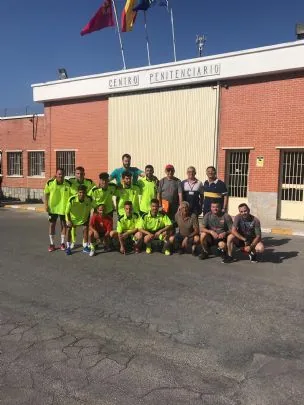 LA PEÑA BARCELONISTA DE TOTANA CLAUSURA LA ESCUELA DE FÚTBOL 2018-2019 QUE DESARROLLA EN EL CENTRO PENITENCIARIO DE MURCIA I . — imagen 6