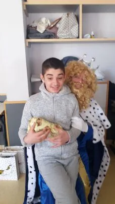 LA PEÑA BARCELONISTA DE TOTANA COLABORA CON LAS ESCUELAS DE NAVIDAD DE D'GENES — imagen 2