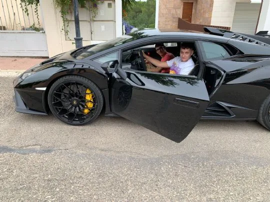 La Peña Barcelonista de totana hace sonreír a Mario y Ángel, jóvenes sin diagnóstico.