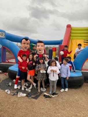 Los muñecos solidarios de la PB Totana hacen sonreír a niños/as en la comunión de nuestro socio GERO