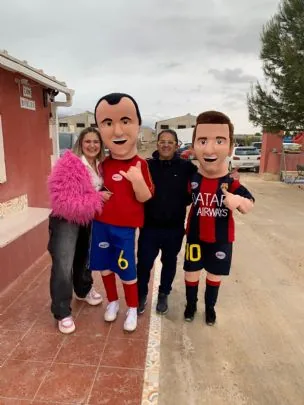 Los muñecos solidarios de la PB Totana hacen sonreír a niños/as en la comunión de nuestro socio GERO — imagen 2