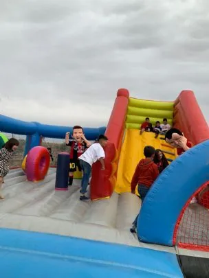 Los muñecos solidarios de la PB Totana hacen sonreír a niños/as en la comunión de nuestro socio GERO — imagen 3