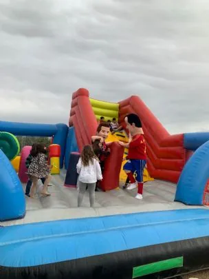 Los muñecos solidarios de la PB Totana hacen sonreír a niños/as en la comunión de nuestro socio GERO — imagen 5