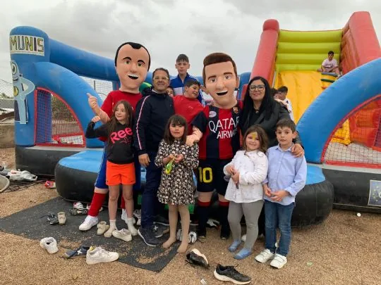 Los muñecos solidarios de la PB Totana hacen sonreír a niños/as en la comunión de nuestro socio GERO — imagen 6