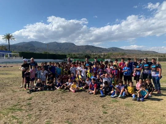 Mas de 150 niños y niñas participan en la escuela deportiva organizada por la Peña Barcelonista de Totana y la Asociación Deportiva Santa Eulalia — imagen 2