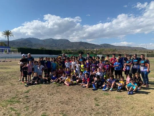 Mas de 150 niños y niñas participan en la escuela deportiva organizada por la Peña Barcelonista de Totana y la Asociación Deportiva Santa Eulalia — imagen 3