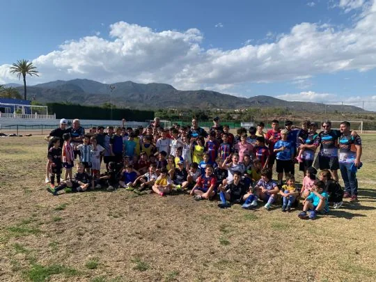 Mas de 150 niños y niñas participan en la escuela deportiva organizada por la Peña Barcelonista de Totana y la Asociación Deportiva Santa Eulalia — imagen 5