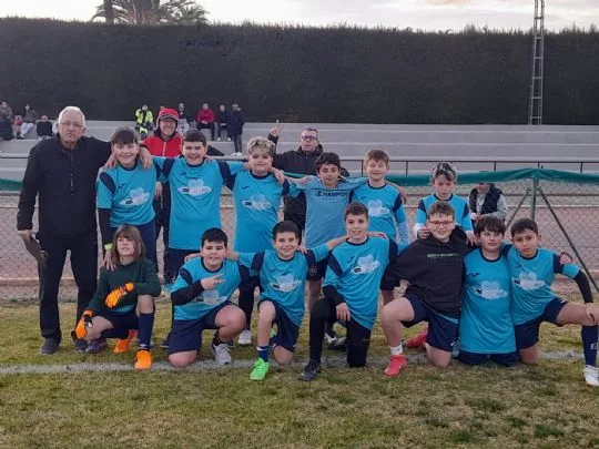 Más de 120 niños y niñas participan en la Escuela Deportiva Peña Barcelonista de Totana  Santa Eulalia en una jornada de deporte y solidaridad — imagen 4